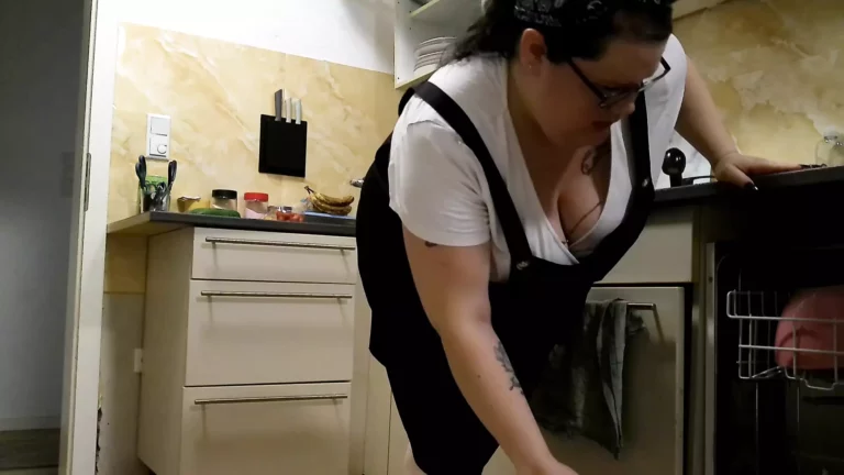 Curvy woman climaxes fiercely in the kitchen kitchen-cum.